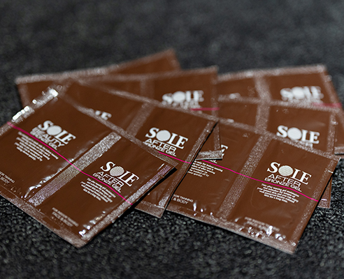 専用自販機でサンオイルをご購入